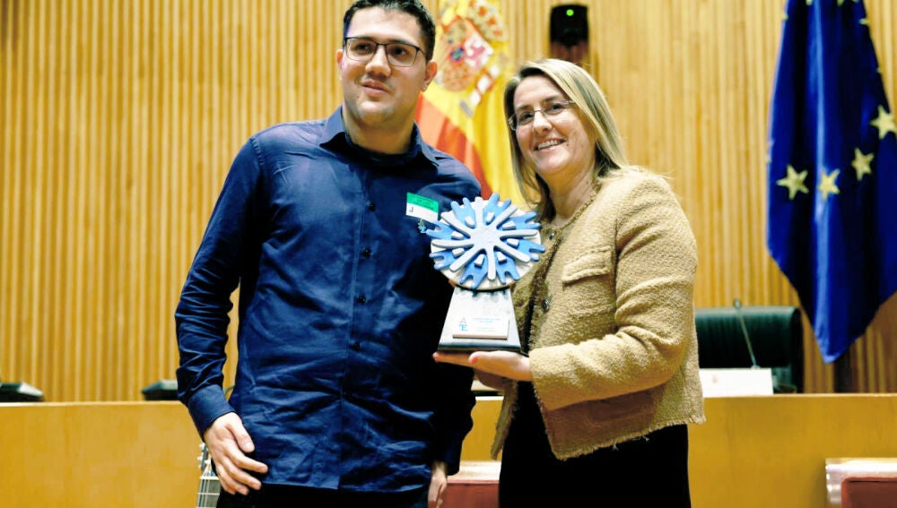 Patricia P&eacute;rez recibiendo el premio "Amigo del Autismo" en nombre de Atresmedia