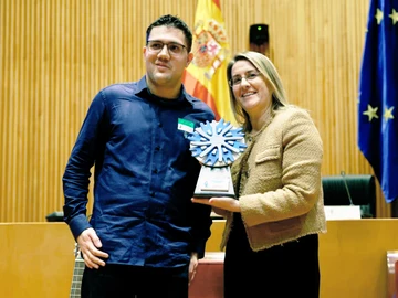 Patricia Pérez recibiendo el premio "Amigo del Autismo" en nombre de Atresmedia Patricia Pérez recibiendo el premio "Amigo del Autismo" en nombre de Atresmedia