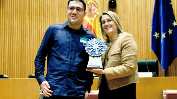 Patricia P&eacute;rez recibiendo el premio "Amigo del Autismo" en nombre de Atresmedia